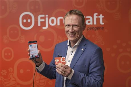 Konsernsjef Rolf Barmen forteller at Fjordkraft Mobil nå har over 90.000 abonnenter. Foto: Hanne Solheim.