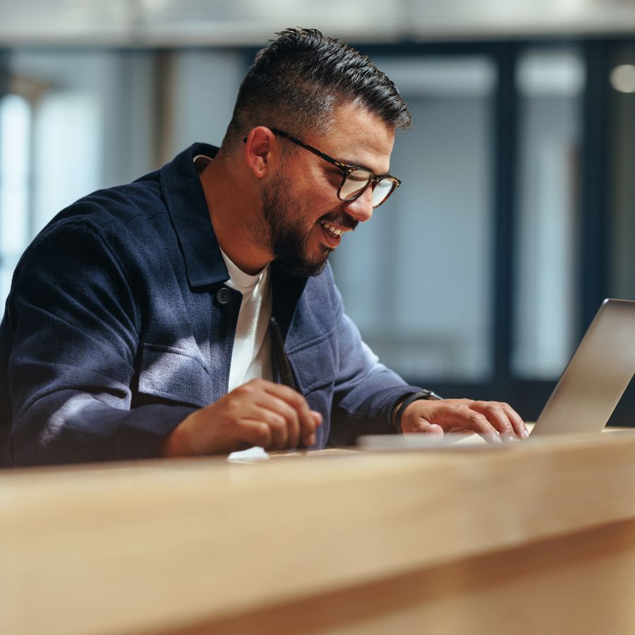 Mann sitter med en pc på kontoret