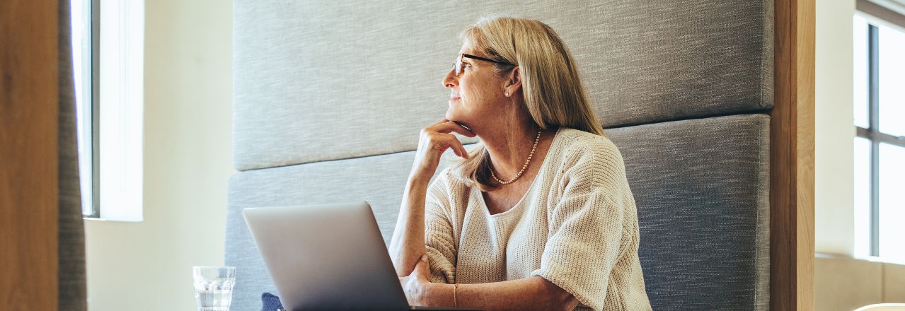Kvinne sitter med en laptop på et kontor