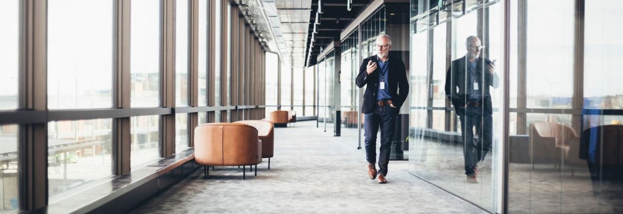 Person går gjennom et kontor