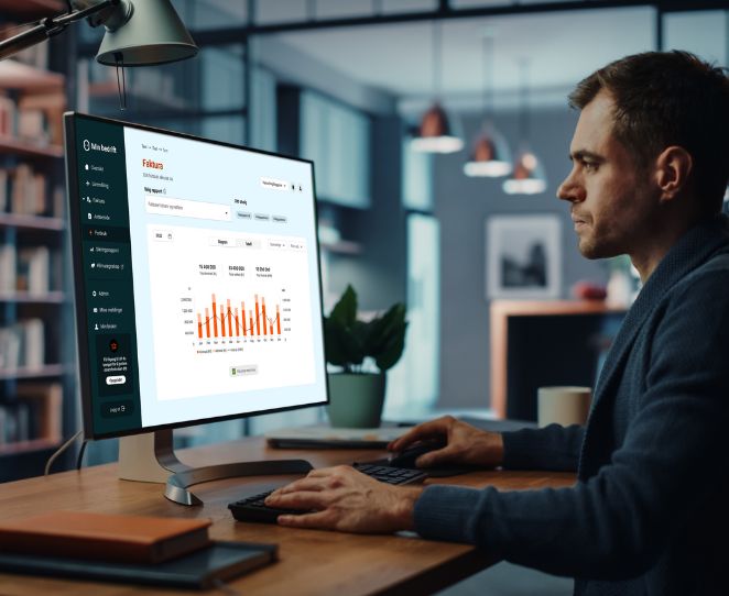 Mann får oversikt over strømforbruket på pc-en sin