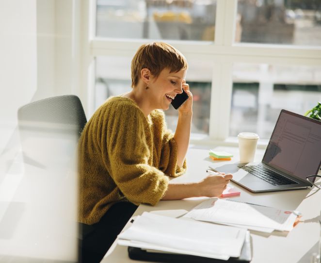 Kvinne jobber på kontoret sitt