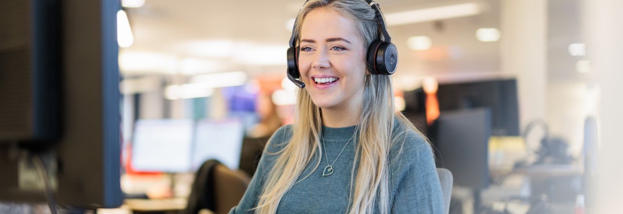 Person på kundesenteret svarer telefonen