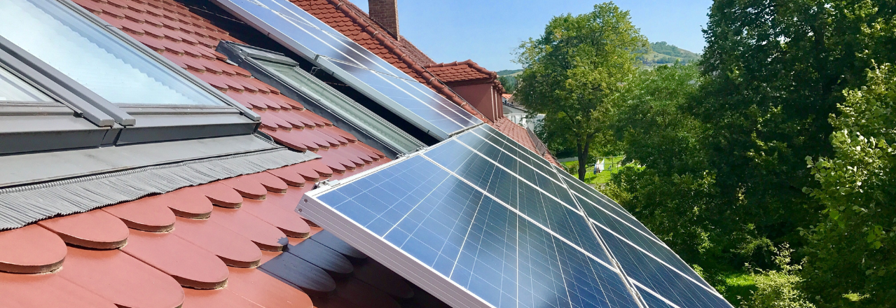 Rødt tak med solpanel