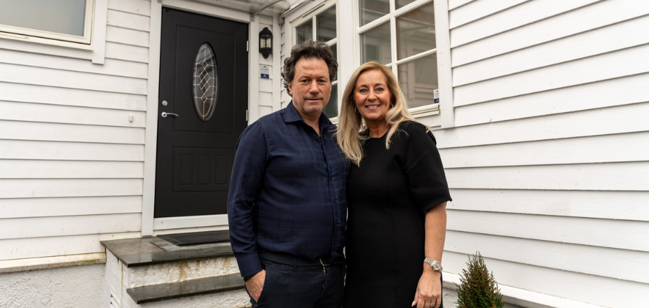 Bente og Bjarne foran huset sitt