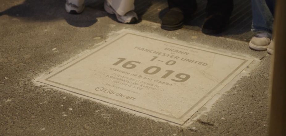 Tilskuertallet er preget inn i stein foran Brann Stadion