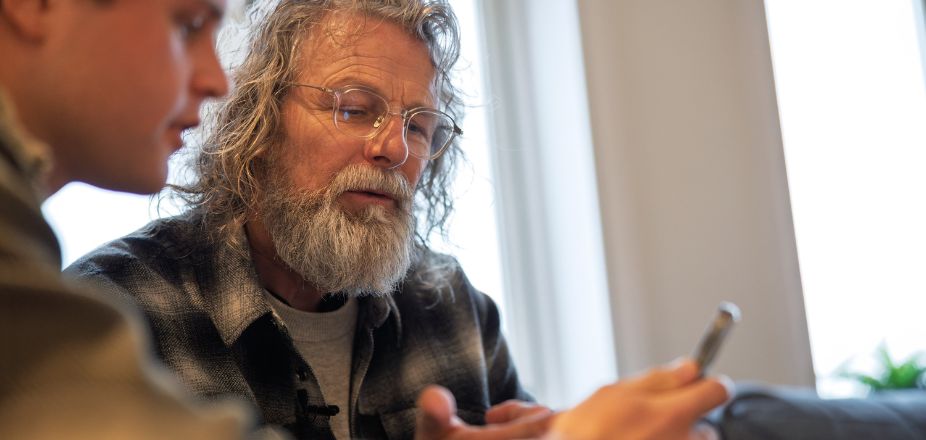 Einar og Hans ser på telefonen sammen