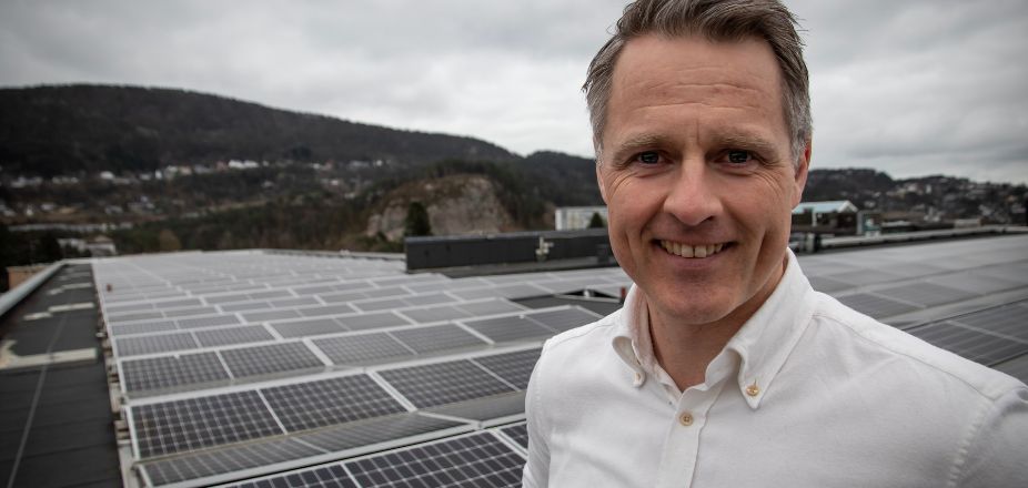 Erlend på et tak med solceller