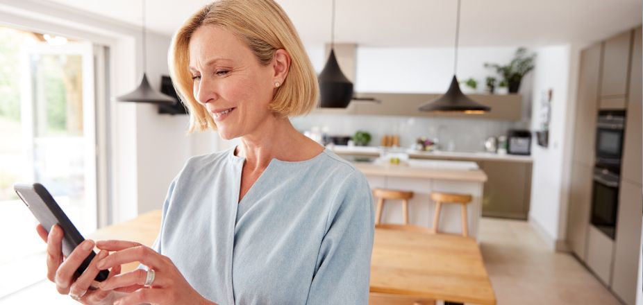 Kvinne ser på en mobiltelefon