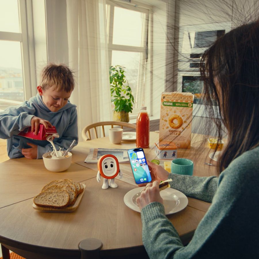 Familie ved kjøkkenbordet