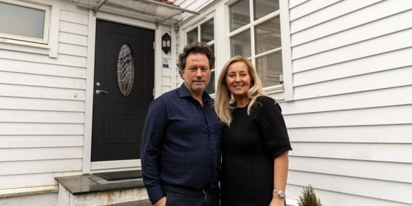 Bente og Bjarne foran huset sitt