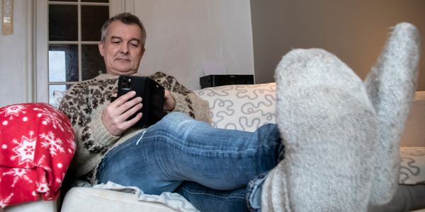 Per-Erik ser på telefonen sin