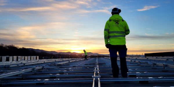 Montører på et tak med solceller