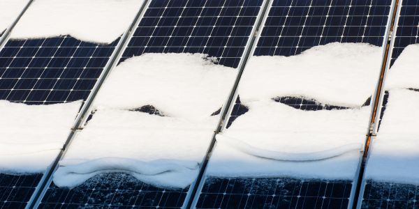 Solceller som er delvis dekket av snø