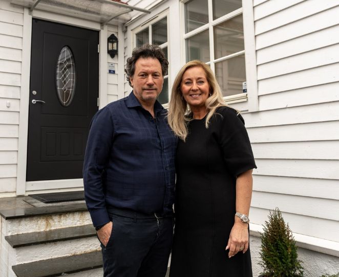 Bente og Bjarne foran huset sitt