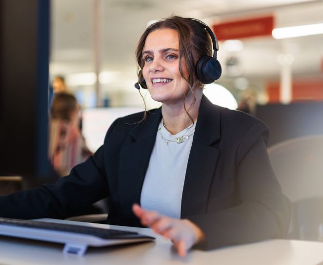 Kvinne på kundesenteret snakker i telefonen
