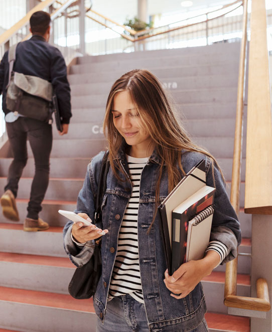 Student ser på telefonen sin