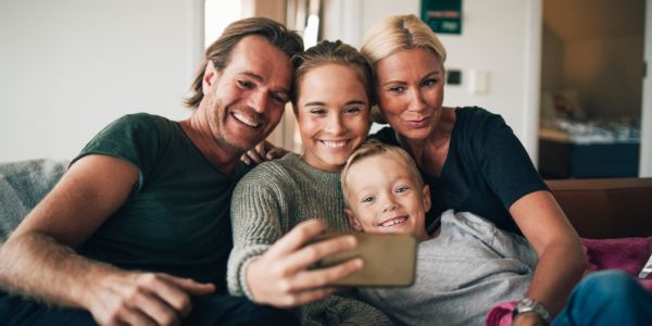 Familie tar bilde med en telefon