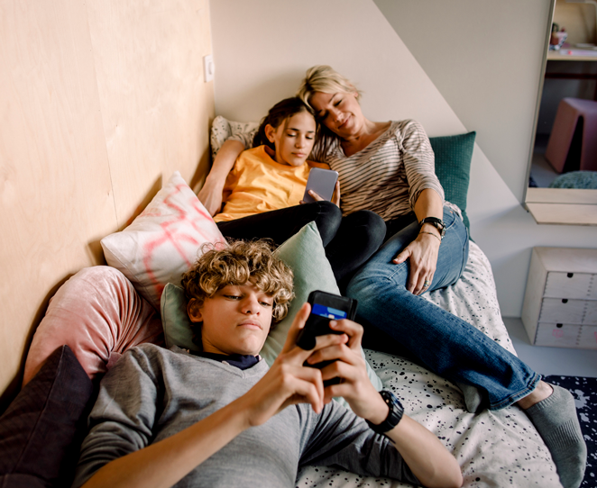 familie slapper av