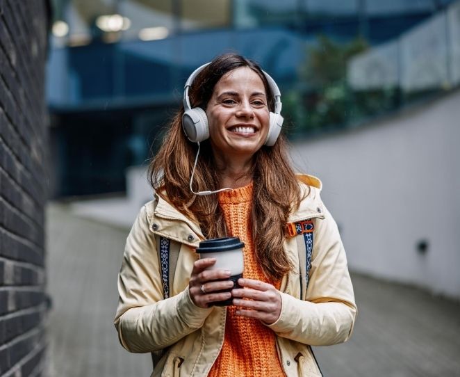 Kvinne med headset og kaffekopp