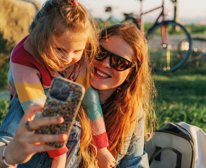 Mor og datter med en mobiltelefon