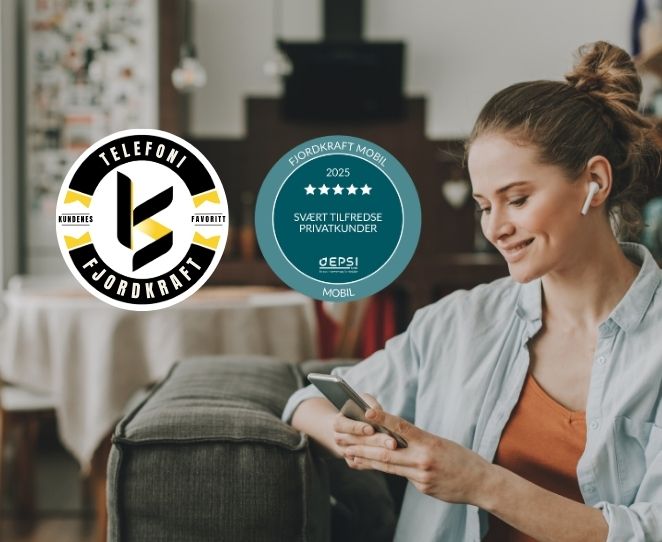 En fornøyd kunde ser på telefonen sin