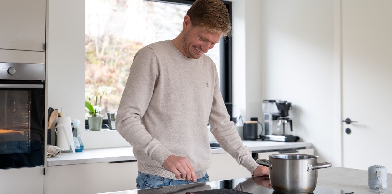 Mann som bruker platetopp