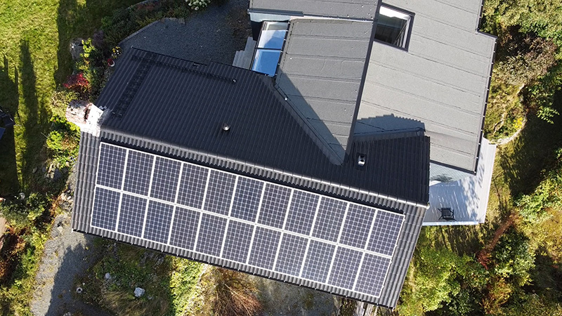 Dronebilde av tak sett ovenfra med flotte solcellepaneler