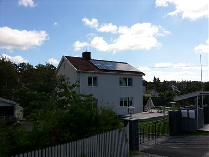 Fjordkraft betaler solkundene for overskuddstrømmen. Foto: Solcellespesialisten