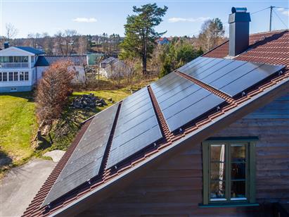 Denne eneboligen på Nøtterøy har 32 paneler og en årlig produksjon på i overkant av 9 000 kWh. Det utgjør 29 prosent av årsforbruket. Foto: Zovenfra