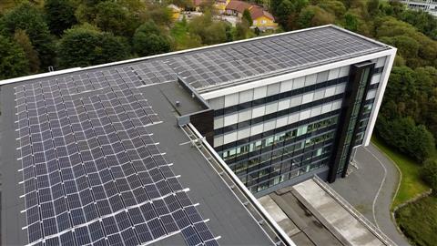 Solceller på taket av Folke Bernadottes vei 38 i Fyllingsdalen, der Fjordkrafts hovedkontor er lokalisert.