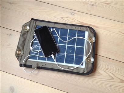 Et lite solcellepanel og en kabel er alt som behøves for å lade mobilen om sommeren.