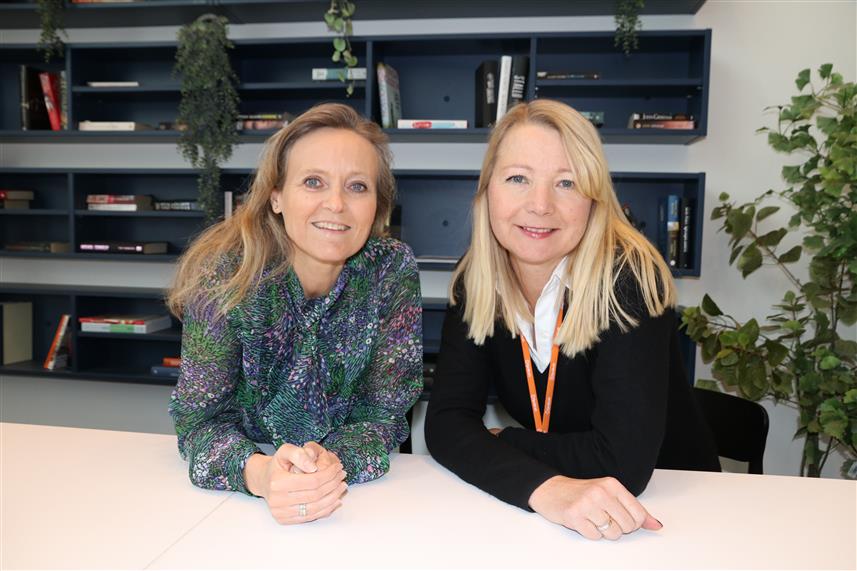 Matredder Mette Nygård Havre (t.v.) skal motivere bedrifter til å stille klimakrav ved innkjøp. Her med  Jeanne Tjomsland, kommunikasjonsdirektør i Fjordkraft. Foto: Stine Velsvik