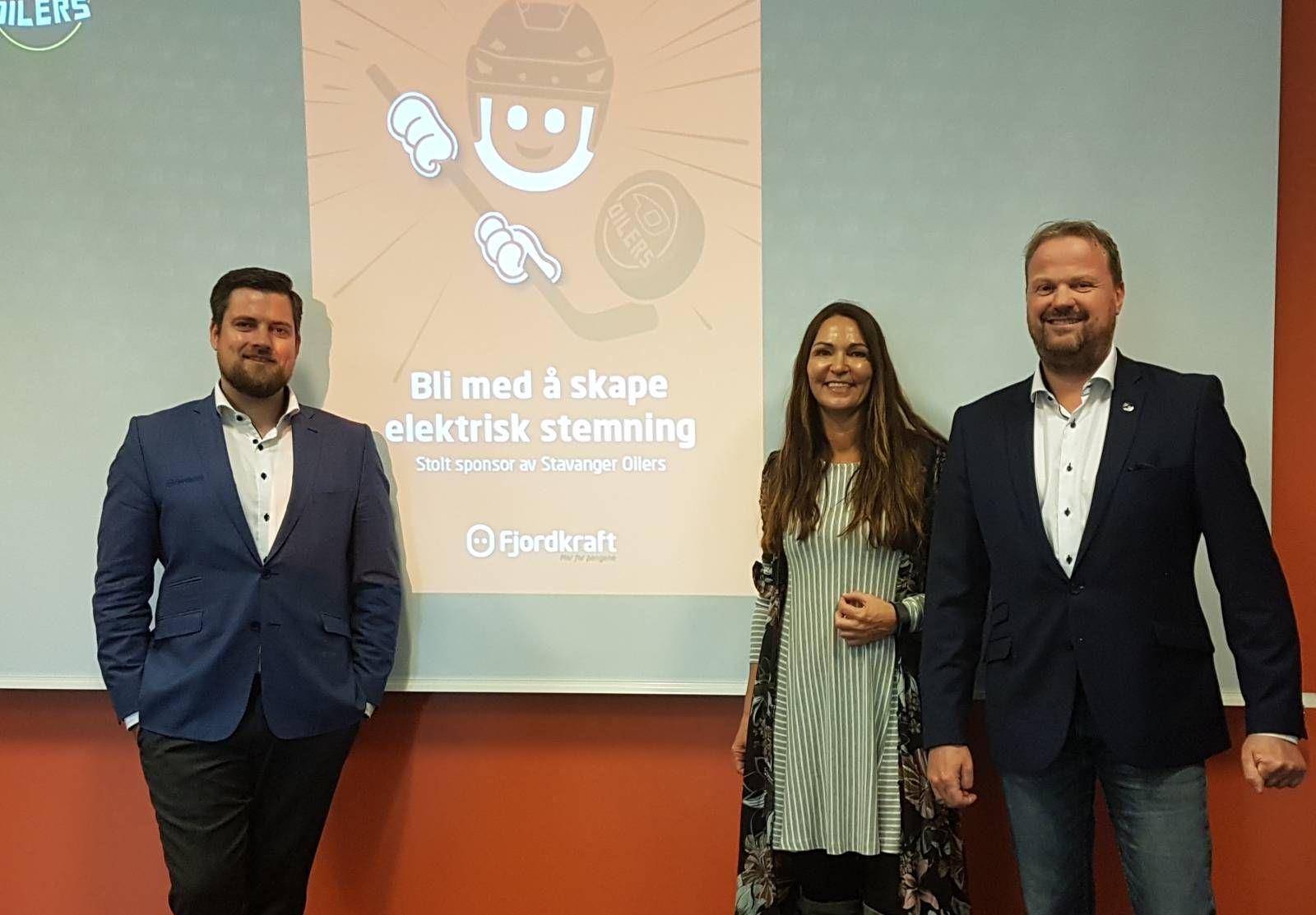 Christian Sørensen og Janette Bjorøy fra Fjordkraft sammen med Oilers markedssjef Børge Moi Nilsen under pressekonferansen tirsdag, hvor Fjordkraft ble presentert som klubbens nye hovedsponsor. (Foto Siri Forgaard)