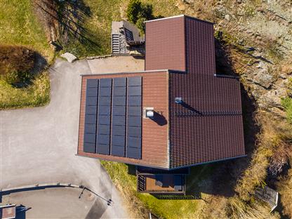 Denne eneboligen på Nøtterøy har 32 paneler og en årlig produksjon på i overkant av 9 000 kWh. Det utgjør 29 prosent av årsforbruket.  Foto: Zovenfra