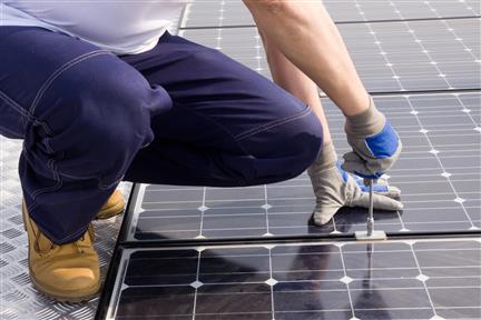 Fjordkraft tar regningen for montering og drift av solcelleanleggene. Foto: Illustrasjonsbilde fra Shutterstock