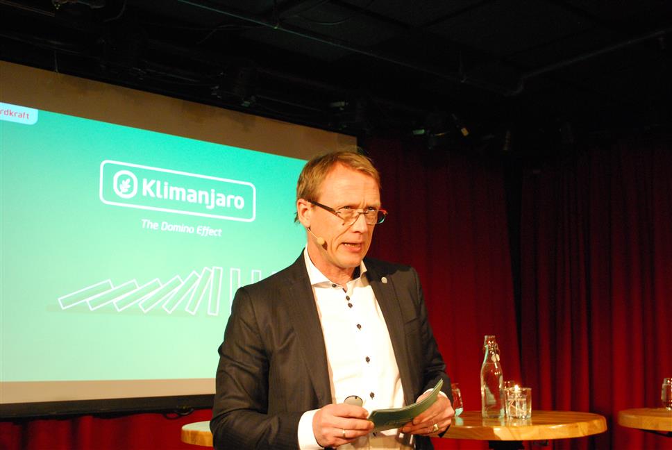 Rolf Barmen, konsernsjef i Fjordkraft, holdt foredrag om «Klimanjaro», Fjordkrafts krav om klimanøytrale leverandører, under åpningen av Arbeidslivets klimauke. Foto: Ragnhild Aadland Høen, NHO