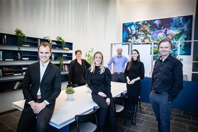 NAME THE BAND: Sammensetningen av Fjordkrafts ledergruppe endres. Fra venstre: Ole Johan Langenes (økonomi/ forretningsutvikling), Irene Fauskanger (kundeservice), Renate Larsen (produktutvikling), Petter Sevel (salg), Sara Vabø (markedssjef) og Magnar Øyhovden (administrerende direktør).