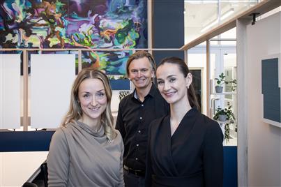 Fjordkraft-sjef Magnar Øyhovden gjør endringer i ledergruppen. Nye medlemmer er produktsjef Renate Larsen (t.v.) og markedssjef Sara Vabø.
