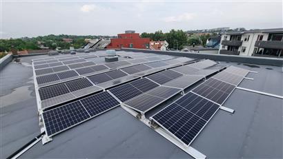 Fredrikstad Frikirke har investert i energisparende tiltak for over én million kroner, blant annet solceller.