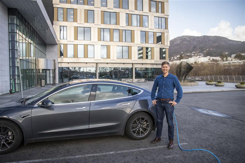 Fjordkraft lanserer laderabatt for forutsigbare strømavtaler. Torfinn Fæste-Belbo er produktleder for e-mobilitet i Fjordkraft. Foto: Frode Fjellstad