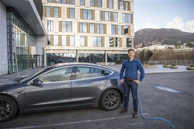 Fjordkraft lanserer laderabatt for forutsigbare strømavtaler. Torfinn Fæste-Belbo er produktleder for e-mobilitet i Fjordkraft. Foto: Frode Fjellstad