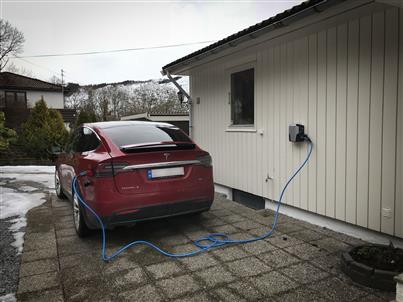 Tesla lades fra godkjent ladeboks.