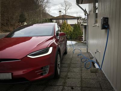 Tesla lades fra godkjent ladeboks.